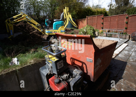 gemieteten hi-Tipp Dumper und Micro Bagger ausheben kleinen Garten im Vereinigten Königreich Stockfoto