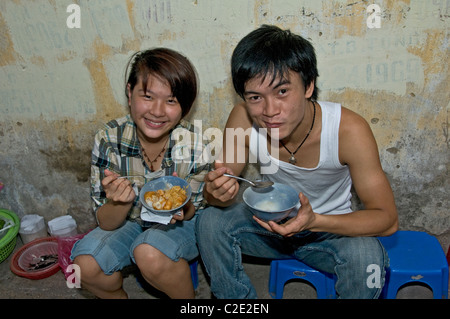 Hanoi, Vietnam - Juni 2010, junge Leute Essen in den lokalen Imbissstände der Stadt. Stockfoto