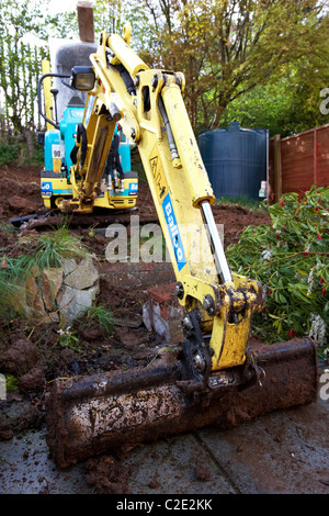 eingestellt von Mikro Minibagger ausheben kleinen Garten im Vereinigten Königreich Stockfoto