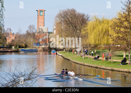 Stratford-upon-Avon Boat Club Rudern Vieren üben auf den Fluss Avon, Warwickshire, England, UK Stockfoto