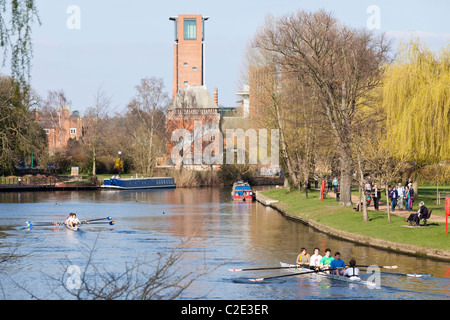 Stratford-upon-Avon Boat Club Rudern Vieren üben am Fluss Avon, Warwickshire - The RSC Theatre ist im Hintergrund Stockfoto