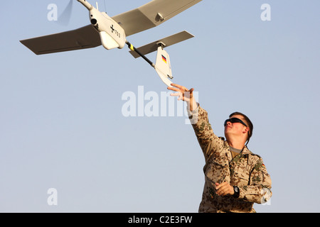 Ein Soldat mit Aladin Aufklärungs-Drohne, Kunduz, Afghanistan Stockfoto