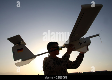 Ein Soldat mit Aladin Aufklärungs-Drohne, Kunduz, Afghanistan Stockfoto