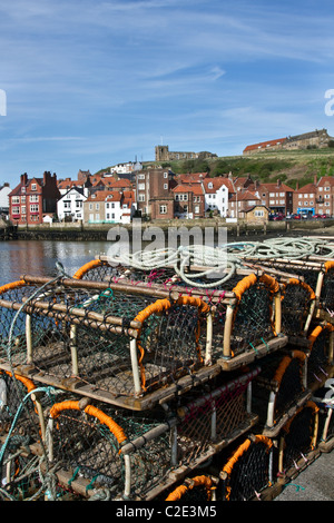 Angeln Gatter Hummer Töpfe   Blick auf den Hafen von Whitby im Borough Scarborough, North Yorkshire, UK Stockfoto