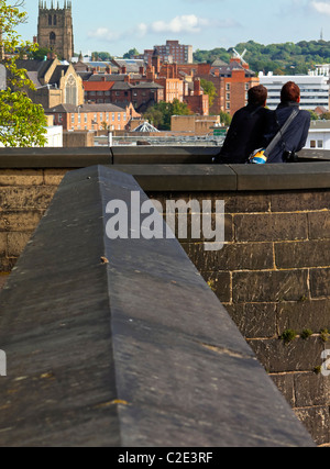 Zwei männliche Touristen bewundern die Aussicht über die Innenstadt von den Wänden des Nottingham Castle England UK Stockfoto