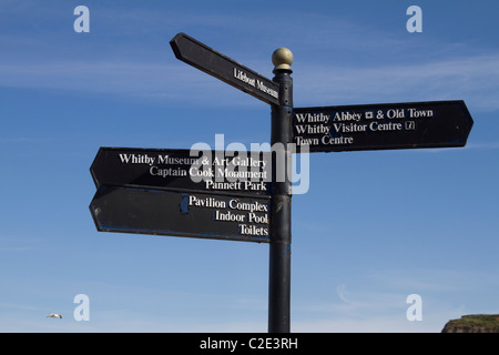 Straßenschilder zu verschiedenen Zielen. Multidirektionaler Wegweiser zu Attraktionen in Whitby, Borough of Scarborough, North Yorkshire, Großbritannien Stockfoto