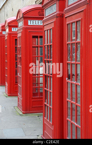 Rote Telefonzellen, die London Old fashioned Telefone aus Gusseisen Säule Box rot Stockfoto