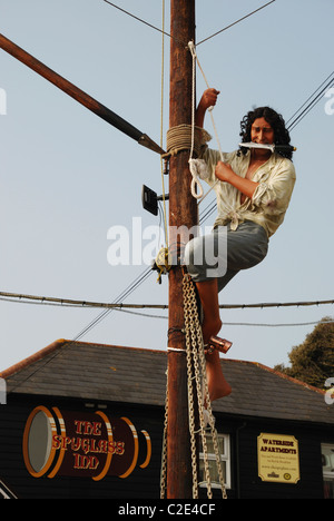 Eine Piraten-Figur außerhalb der Spyglass Inn, Ventnor, Isle Of Wight, England. Stockfoto