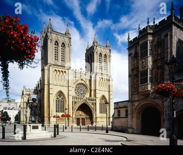 Die Westfassade des Bristol Cathedral. Die Kathedrale stammt aus dem 1140 aber das Kirchenschiff und West Ende wurden erst zwischen 1868 abgeschlossen. Stockfoto