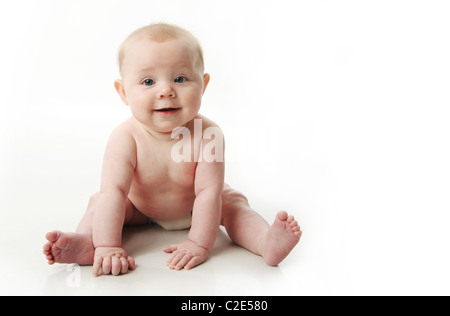 Porträt eines entzückenden Babys sitzen eine Windel tragen und lächelnd, isoliert auf weiss Stockfoto