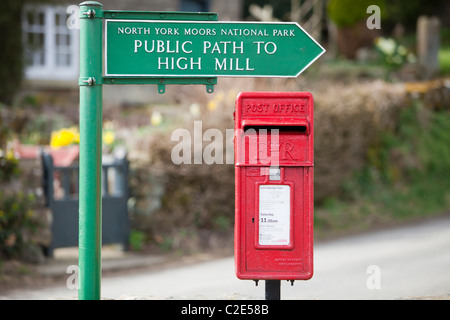 Ein Wanderweg-Zeichen in Low-Mühle in Farndale, Yorkshire, Großbritannien. Stockfoto
