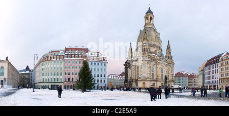Touristen und Einheimische gleichermaßen genießen Sie einen Spaziergang am quadratischen neu rekonstruierten Neumarkt mit der Frauenkirche Dresden Stockfoto