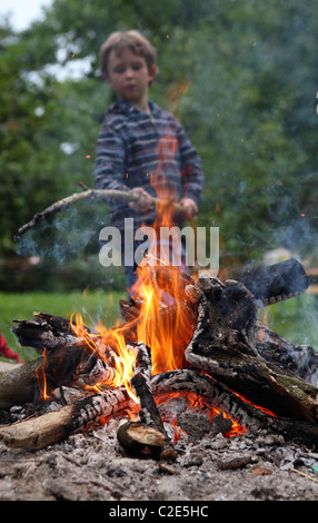 Ein Kind am Lagerfeuer Stockfoto