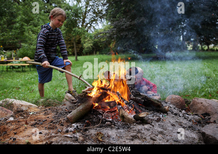 Kinder am Lagerfeuer Stockfoto