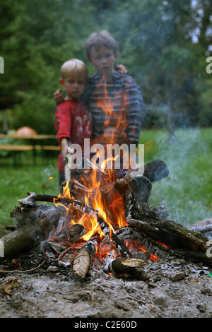 Kinder am Lagerfeuer Stockfoto