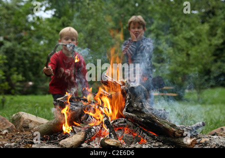 Kinder am Lagerfeuer Stockfoto