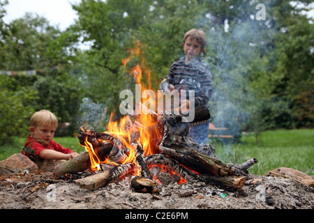 Kinder am Lagerfeuer Stockfoto