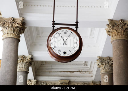 Runde Uhr in eine Kolonnade, Karlovy Vary Stockfoto