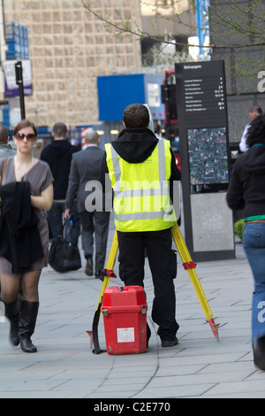 Vermesser mit Theodolit in der belebten Straße im Zentrum von London, Großbritannien Stockfoto