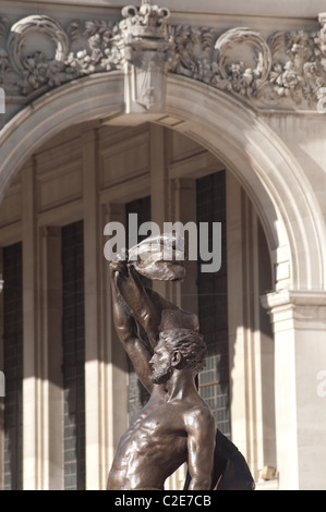 "Treibholz" Statue von John Cassidy außerhalb Central Library, St.-Peter Platzes, Manchester. Stockfoto