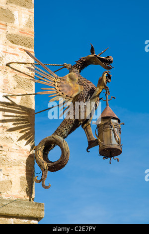 Reich verzierte Metall Drachen Lampe an der Wand des Castello Pasquini in Castiglioncello, in der Nähe von Livorno, Italien Stockfoto
