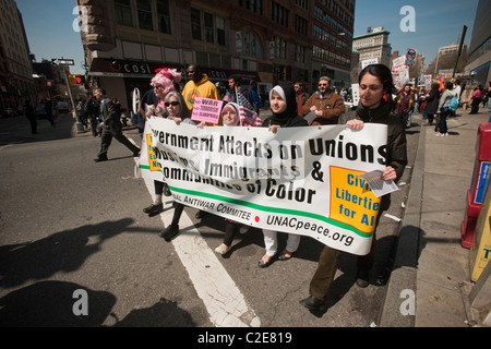 Mehrere tausend Friedensaktivisten März vom Union Square in New York den Broadway hinunter Stockfoto