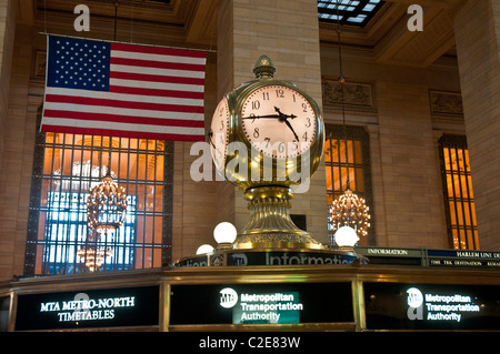 Angesichts von vier Uhr auf der Info-Stand im Grand Central Terminal, NYC Stockfoto