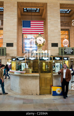 Angesichts von vier Uhr auf der Info-Stand im Grand Central Terminal, NYC Stockfoto