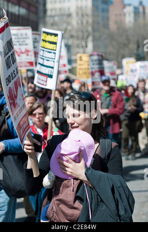 Mehrere tausend Friedensaktivisten März vom Union Square in New York den Broadway hinunter Stockfoto