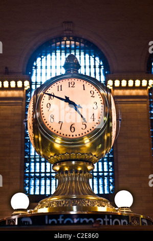 Angesichts von vier Uhr auf der Info-Stand im Grand Central Terminal, NYC Stockfoto