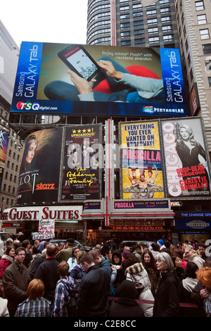 Werbung für das Samsung Galaxy Tab Tablet-PC auf dem Times Square sieht man Stockfoto