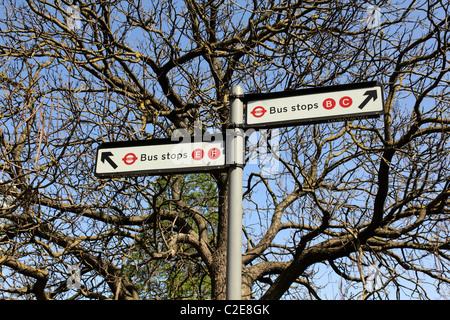 Bus Stop Zeichen Tolworth, Surbiton, England, UK Stockfoto