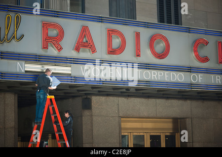 Mitarbeiter von Radio City Music Hall Vorzeichenwechsel von Charlie Sheen-Mann-Show, "Meinen heftigen Torpedo der Wahrheit" Stockfoto