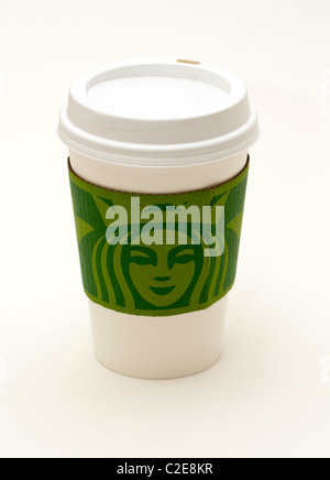 Ein Starbucks Kaffee Tasse mit ihrem neuen sans-Typografie-logo Stockfoto
