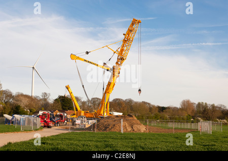 Eine massive Kran verwendet für den Bau von Windkraftanlagen mit Turbine hinter bei Kessingland, Suffolk, England, Großbritannien, Uk Stockfoto