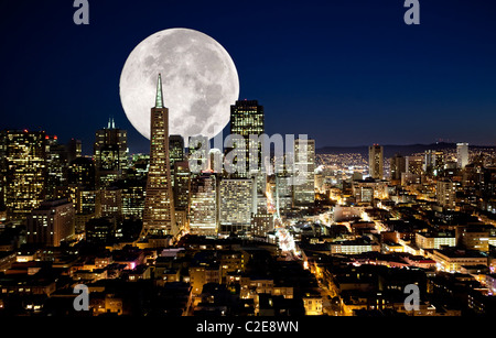 Vollmond über einer urbanen Metropole Stockfoto