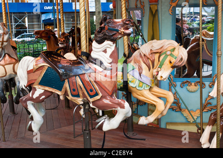 Verzierte Karussellpferde im Le Carrousel in Bryant Park, Manhattan, New York City, USA. Eine klassische Vergnügungsfahrt im Herzen von New York City. Stockfoto