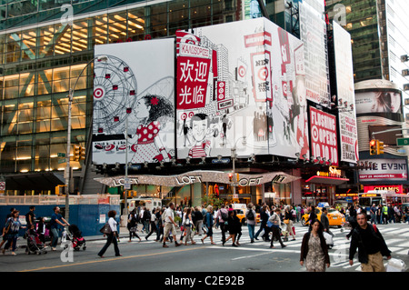 Ann Taylor Loft-Geschäft mit Riesen Target Außenwerbung mit chinesischen Schriftzeichen, New York City, USA Stockfoto