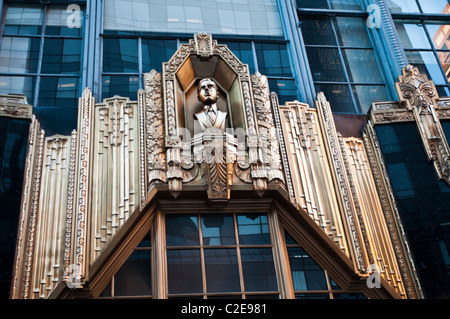 Art déco-Metallrelief und Statue von Alan E. Lefcourt am Eingang des Brill Building am Times Square, Manhattan, New York City, USA. Stockfoto