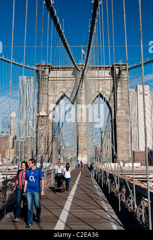 Fußgänger und Brooklyn Bridge Manhattan Turm und netzartigen Seilanordnung gesehen vom Fußgängerweg, New York City Stockfoto