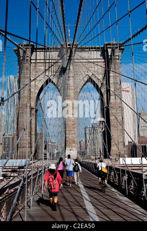 Fußgänger und Brooklyn Bridge Manhattan Turm und netzartigen Seilanordnung von Fußgängerzone, New York City gesehen, Stockfoto