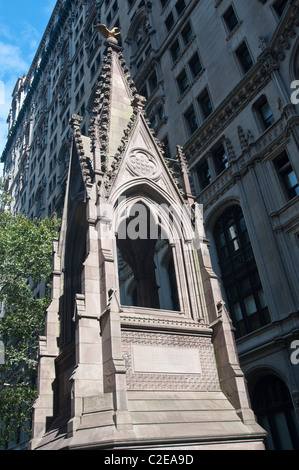 Unabhängigkeit-Denkmal-Turm im Trinity Church Cemetery in Broadway, Lower Manhattan, New York City, USA Stockfoto