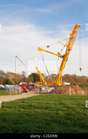 Eine massive Kran verwendet für den Bau von Windkraftanlagen mit Turbine hinter bei Kessingland, Suffolk, England, Großbritannien, Uk Stockfoto