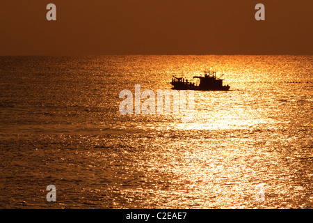 Die aufgehende Sonne erleuchtet ein Fischerboot auf dem Fischnetzplatz vor Hualien an der Ostküste Taiwans Stockfoto