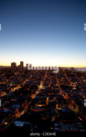 Ein Abend Stadtbild von San Francisco entnommen den Coit Tower Stockfoto