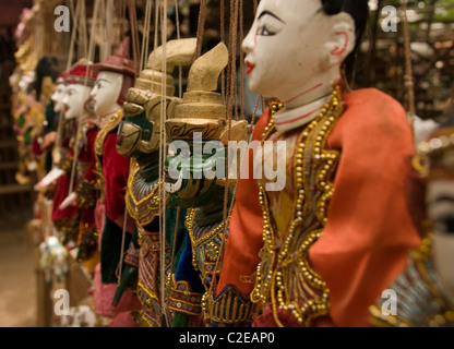 Pyay, Burma - traditionelle burmesische Marionetten, zum Verkauf in der Stadt Straßenmarkt Stockfoto