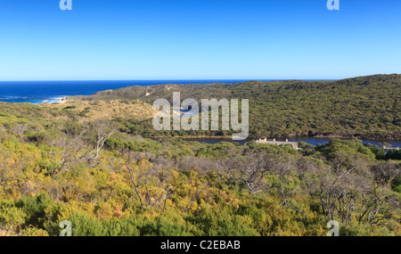 Margaret River schlängelt sich durch Buschland in Richtung der Mündung bei Prevelly. Stockfoto