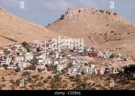 Ein Blick auf den Vorstadtrand der antiken Stadt Mardin, in der östlichen Anatolien Region im Südosten der Türkei. Stockfoto