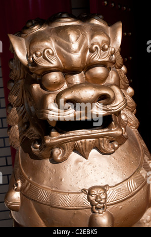 Goldene Löwenstatue aus Metall im buddhistischen Tempel des chinesischen Mahayana, Chinatown, Manhattan, New York City, USA. Stockfoto