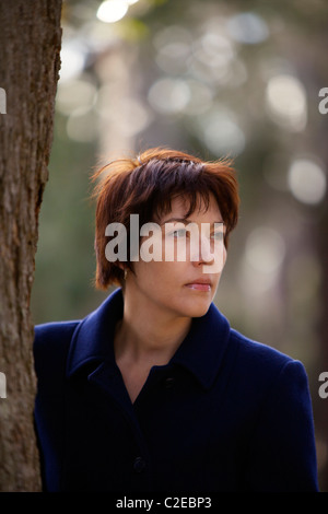 Eine Nahaufnahme von einer schönen jungen Frau posiert in einem Park. Stockfoto